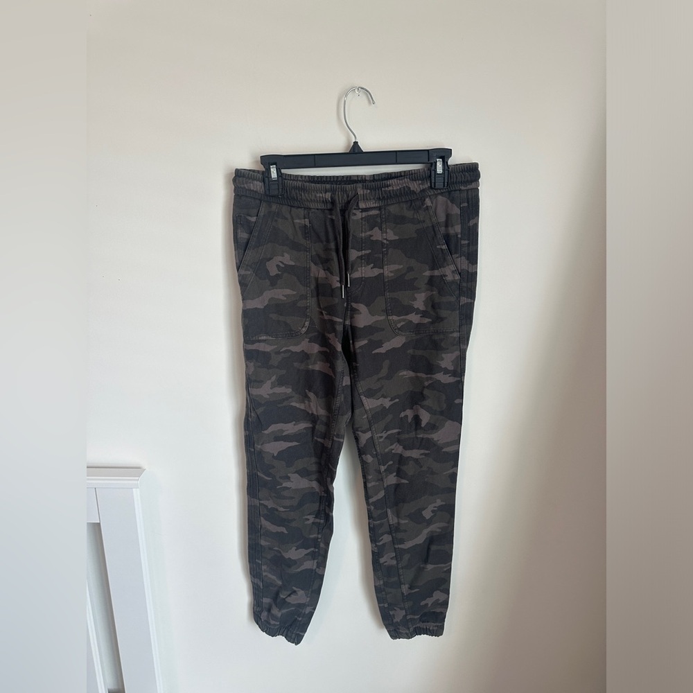 Athleta Women's (Olive) Green Camo Farallon Jogger Size 4 - Picture 3 of 6